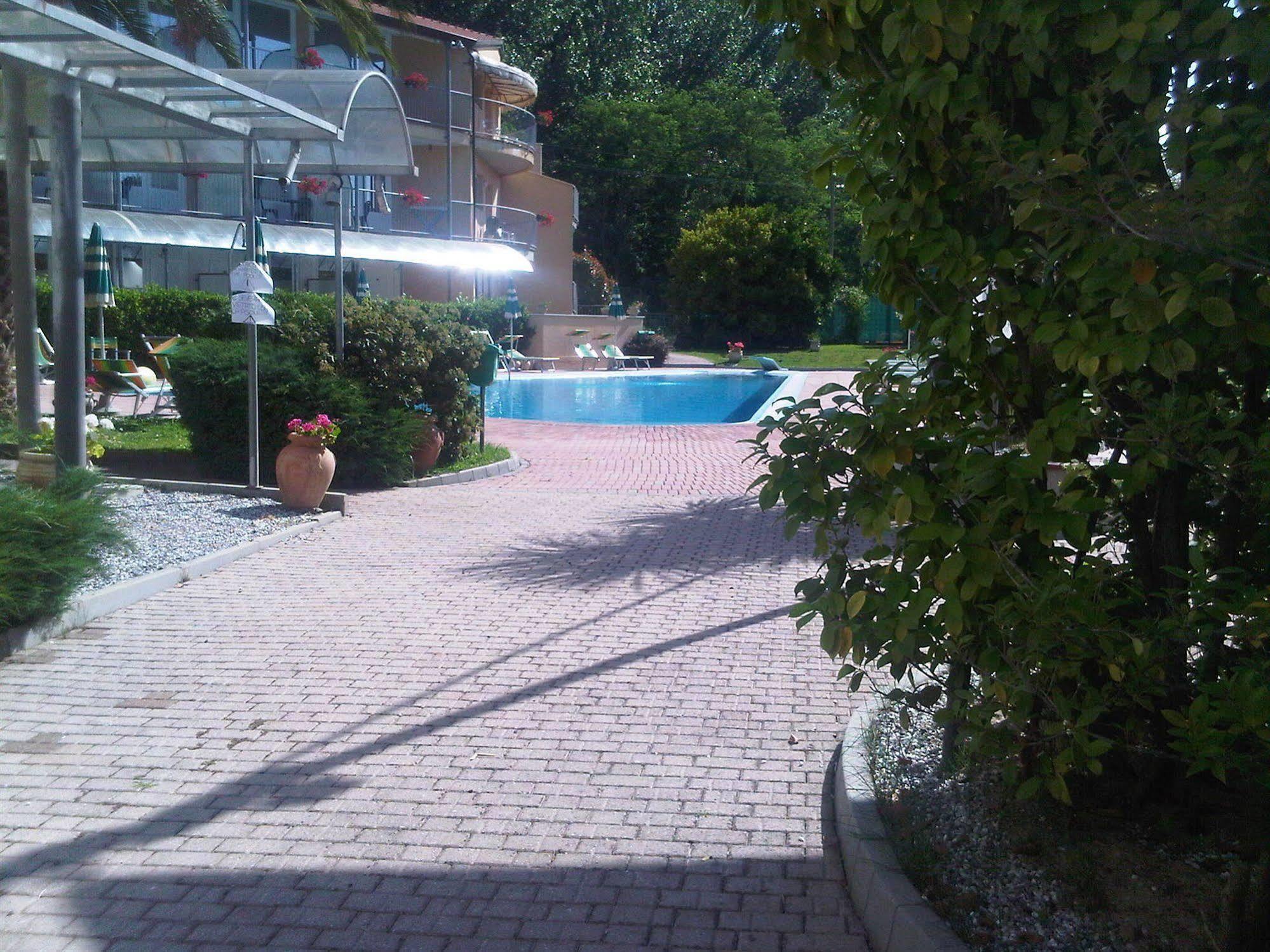 Hotel Ala Bianca Ameglia Bagian luar foto